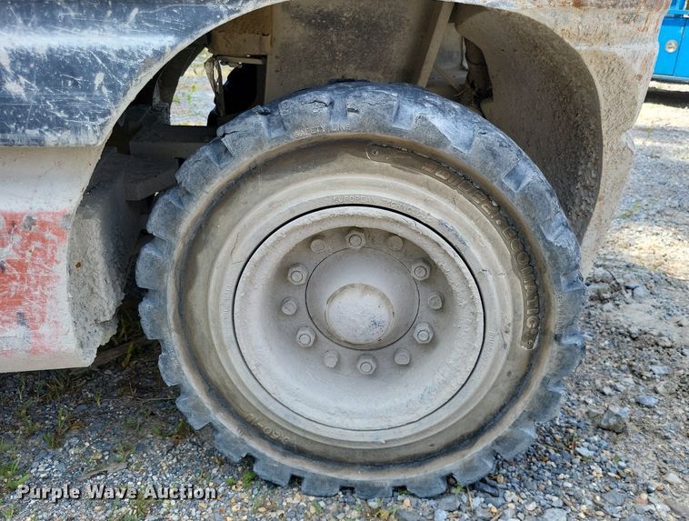 image for item LS9615 1999 Toyota 02-6FGU30  forklift