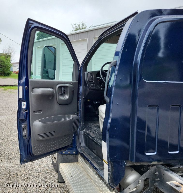 image for item LS9620 2009 Chevrolet C4500  truck cab and chassis