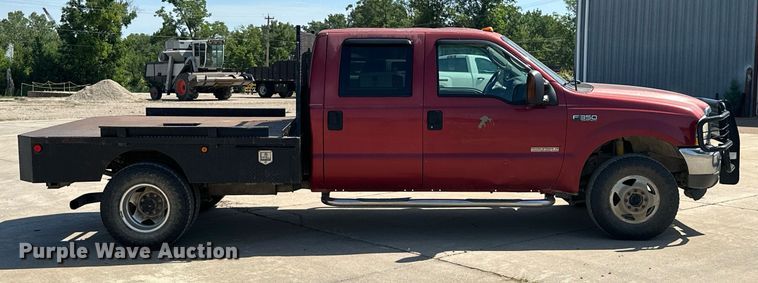 image for item MB9770 2003 Ford  F350 Super Duty  Crew Cab flatbed pickup truck