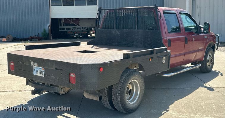 image for item MB9770 2003 Ford  F350 Super Duty  Crew Cab flatbed pickup truck