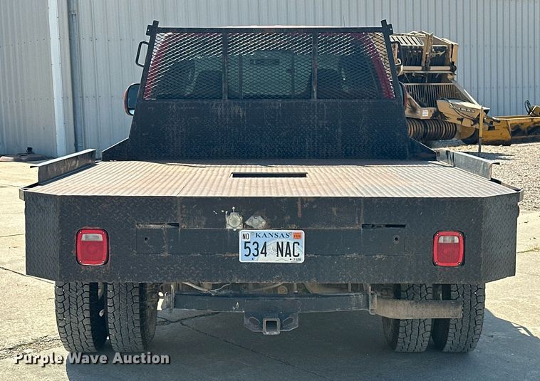 image for item MB9770 2003 Ford  F350 Super Duty  Crew Cab flatbed pickup truck
