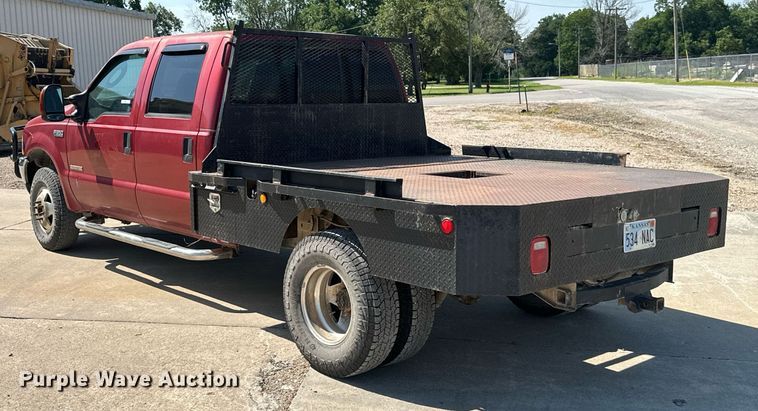 image for item MB9770 2003 Ford  F350 Super Duty  Crew Cab flatbed pickup truck