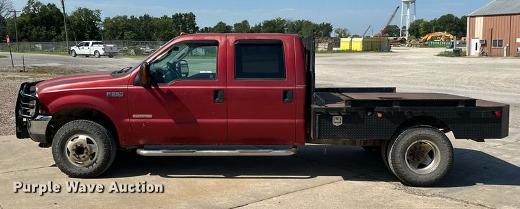 image for item MB9770 2003 Ford  F350 Super Duty  Crew Cab flatbed pickup truck