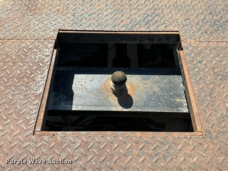 image for item MB9770 2003 Ford  F350 Super Duty  Crew Cab flatbed pickup truck