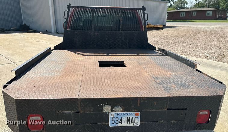 image for item MB9770 2003 Ford  F350 Super Duty  Crew Cab flatbed pickup truck