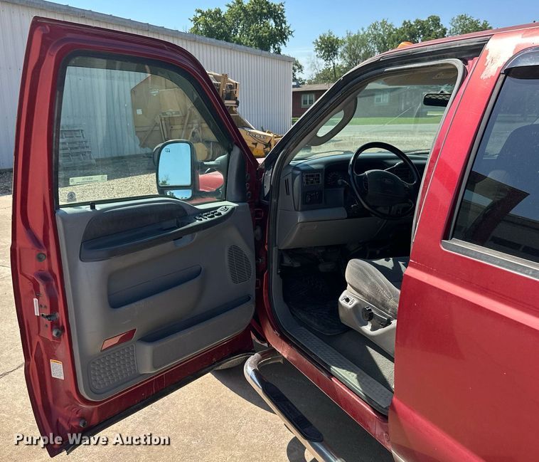 image for item MB9770 2003 Ford  F350 Super Duty  Crew Cab flatbed pickup truck