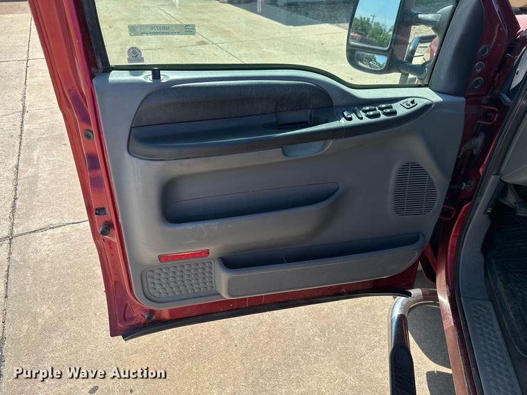 image for item MB9770 2003 Ford  F350 Super Duty  Crew Cab flatbed pickup truck