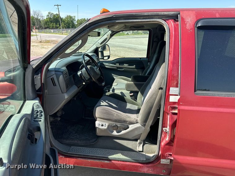 image for item MB9770 2003 Ford  F350 Super Duty  Crew Cab flatbed pickup truck