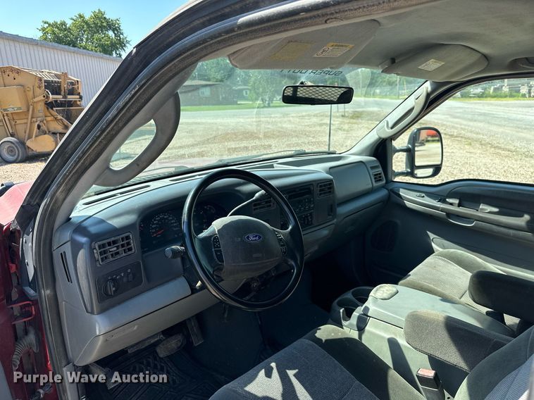 image for item MB9770 2003 Ford  F350 Super Duty  Crew Cab flatbed pickup truck