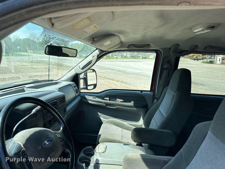 image for item MB9770 2003 Ford  F350 Super Duty  Crew Cab flatbed pickup truck