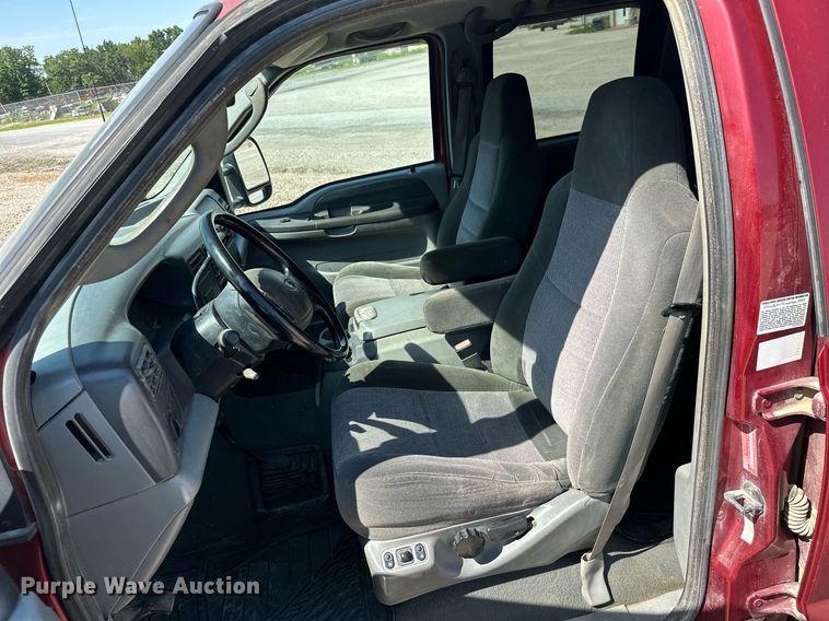 image for item MB9770 2003 Ford  F350 Super Duty  Crew Cab flatbed pickup truck