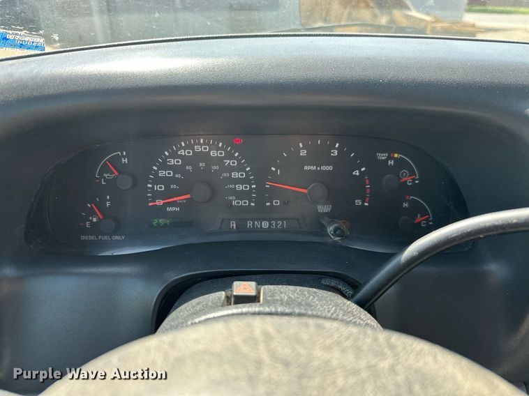 image for item MB9770 2003 Ford  F350 Super Duty  Crew Cab flatbed pickup truck