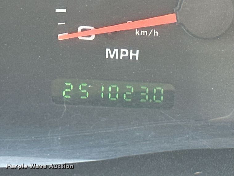 image for item MB9770 2003 Ford  F350 Super Duty  Crew Cab flatbed pickup truck