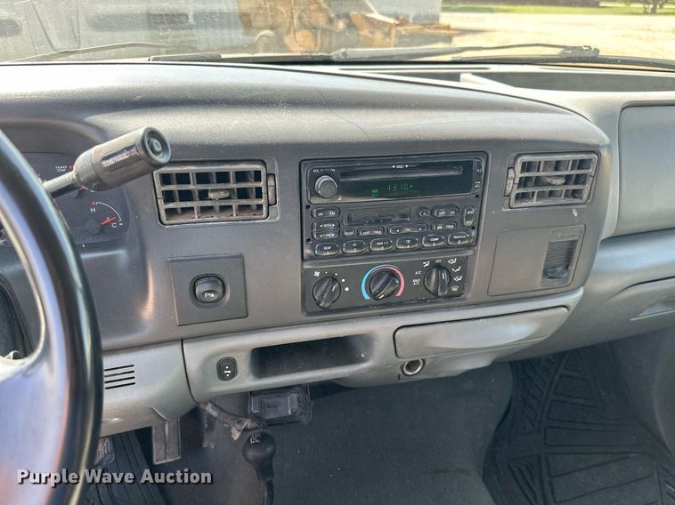 image for item MB9770 2003 Ford  F350 Super Duty  Crew Cab flatbed pickup truck