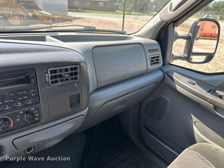 image for item MB9770 2003 Ford  F350 Super Duty  Crew Cab flatbed pickup truck