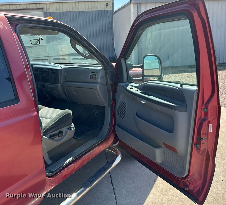 image for item MB9770 2003 Ford  F350 Super Duty  Crew Cab flatbed pickup truck