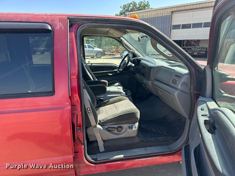 image for item MB9770 2003 Ford  F350 Super Duty  Crew Cab flatbed pickup truck