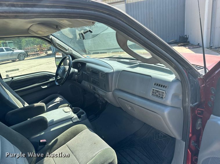 image for item MB9770 2003 Ford  F350 Super Duty  Crew Cab flatbed pickup truck