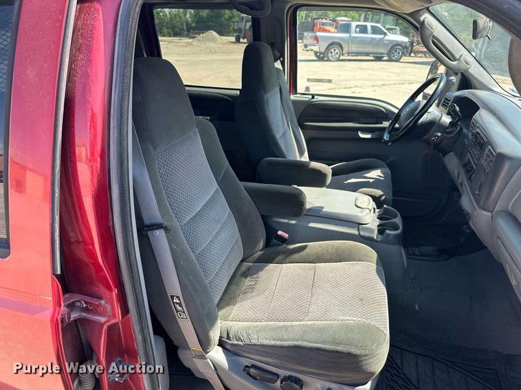 image for item MB9770 2003 Ford  F350 Super Duty  Crew Cab flatbed pickup truck