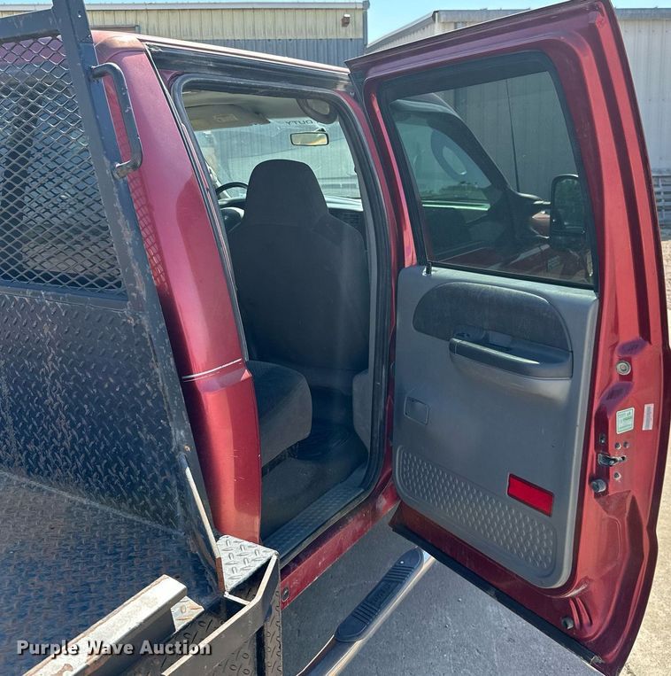 image for item MB9770 2003 Ford  F350 Super Duty  Crew Cab flatbed pickup truck