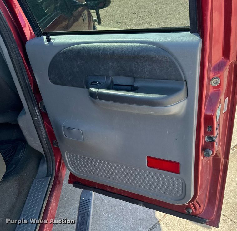 image for item MB9770 2003 Ford  F350 Super Duty  Crew Cab flatbed pickup truck