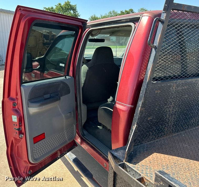 image for item MB9770 2003 Ford  F350 Super Duty  Crew Cab flatbed pickup truck