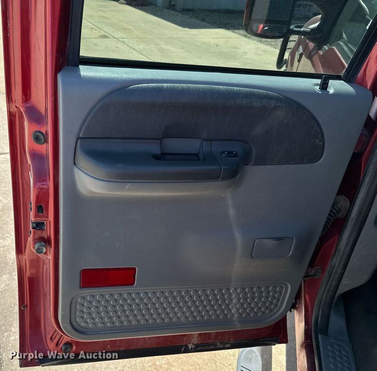 image for item MB9770 2003 Ford  F350 Super Duty  Crew Cab flatbed pickup truck