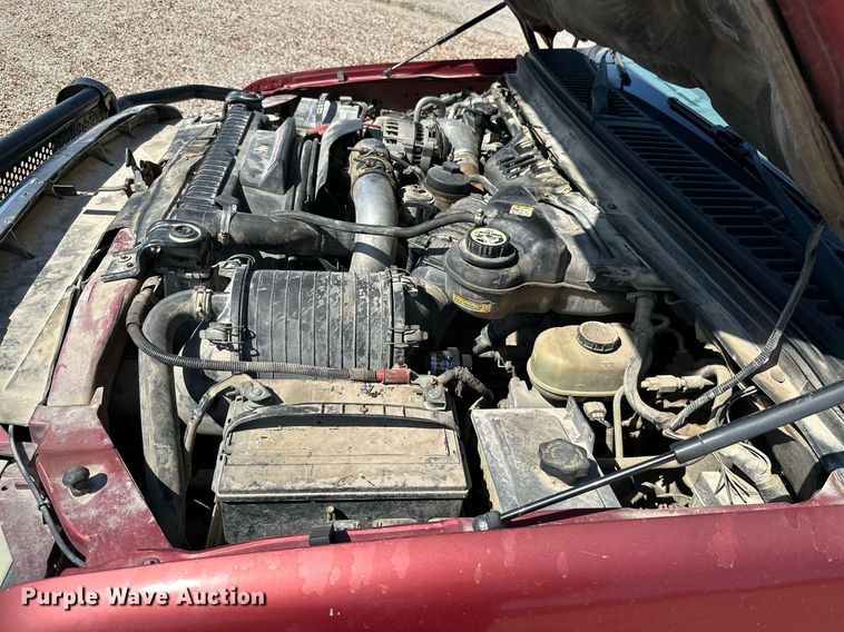 image for item MB9770 2003 Ford  F350 Super Duty  Crew Cab flatbed pickup truck