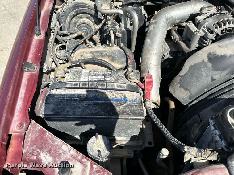 image for item MB9770 2003 Ford  F350 Super Duty  Crew Cab flatbed pickup truck