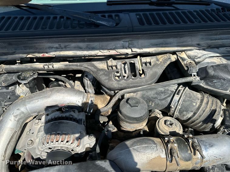 image for item MB9770 2003 Ford  F350 Super Duty  Crew Cab flatbed pickup truck