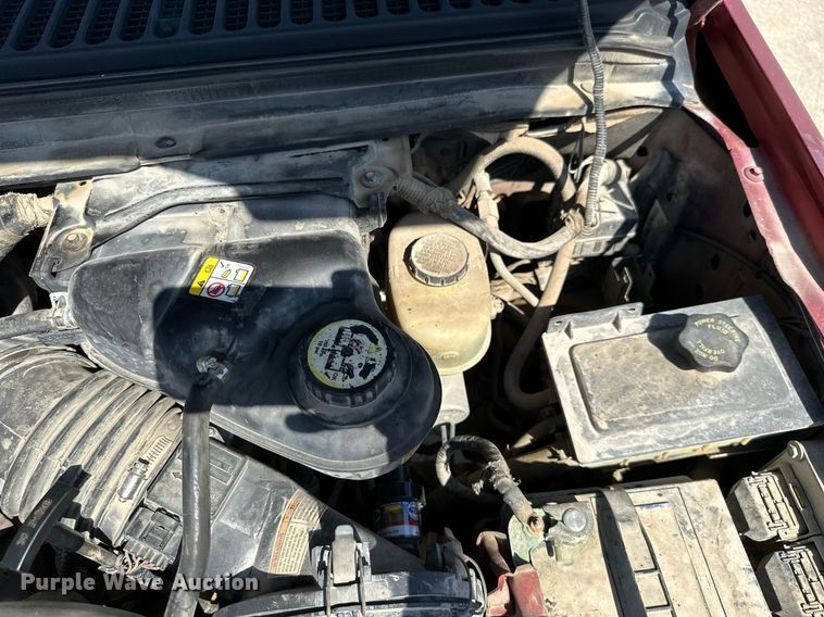 image for item MB9770 2003 Ford  F350 Super Duty  Crew Cab flatbed pickup truck