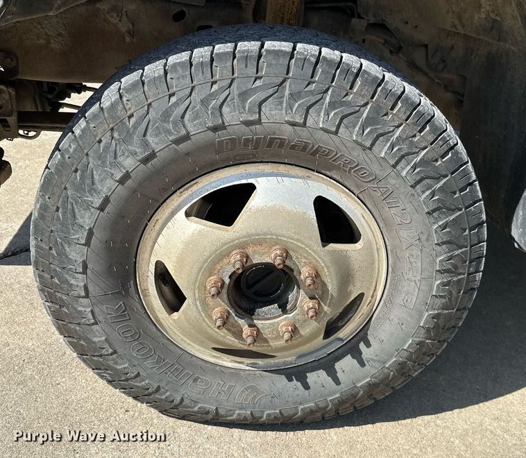 image for item MB9770 2003 Ford  F350 Super Duty  Crew Cab flatbed pickup truck