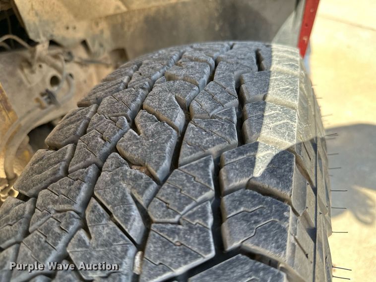 image for item MB9770 2003 Ford  F350 Super Duty  Crew Cab flatbed pickup truck