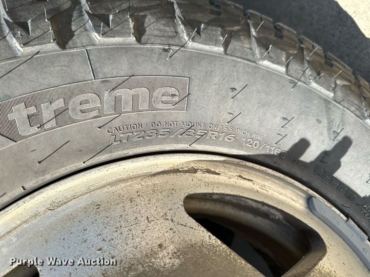 image for item MB9770 2003 Ford  F350 Super Duty  Crew Cab flatbed pickup truck