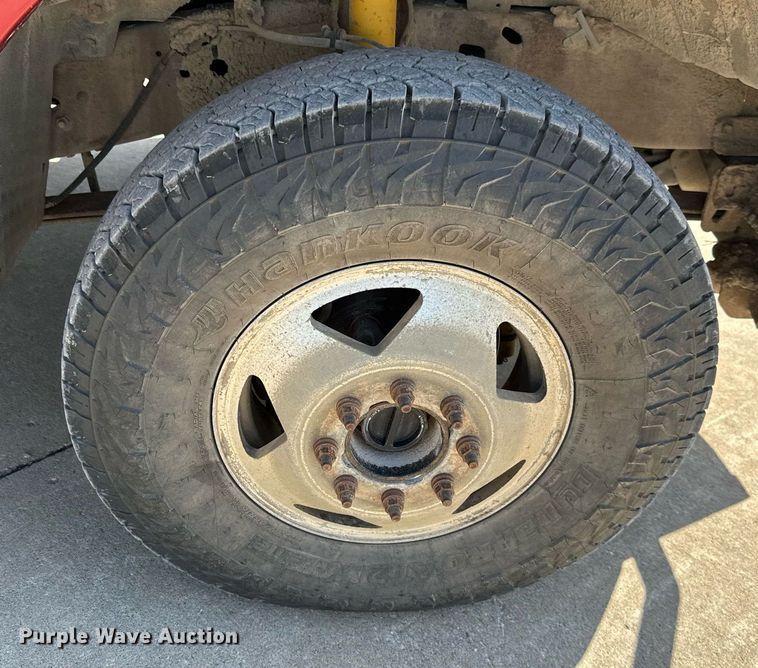 image for item MB9770 2003 Ford  F350 Super Duty  Crew Cab flatbed pickup truck