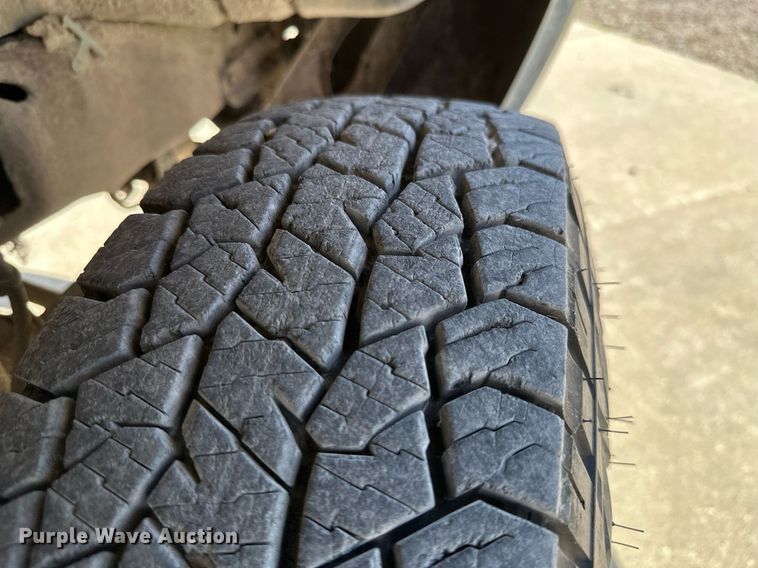 image for item MB9770 2003 Ford  F350 Super Duty  Crew Cab flatbed pickup truck