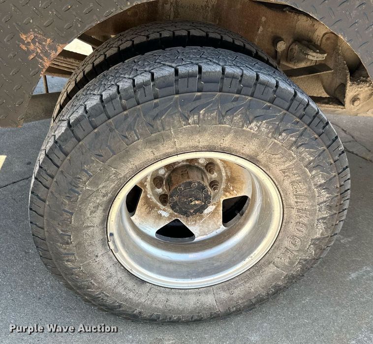 image for item MB9770 2003 Ford  F350 Super Duty  Crew Cab flatbed pickup truck