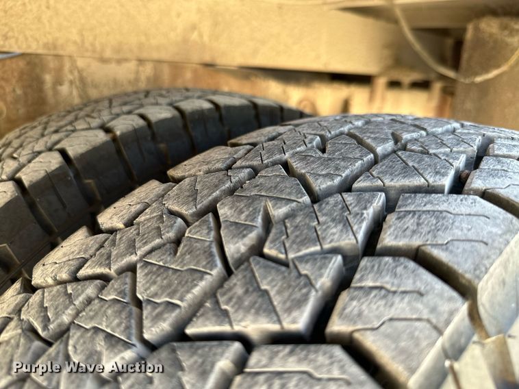 image for item MB9770 2003 Ford  F350 Super Duty  Crew Cab flatbed pickup truck