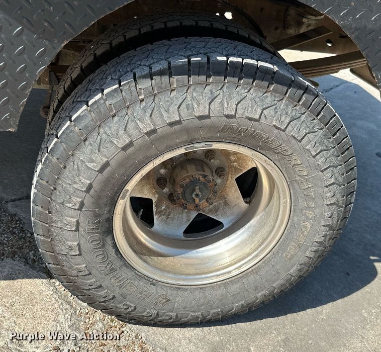 image for item MB9770 2003 Ford  F350 Super Duty  Crew Cab flatbed pickup truck