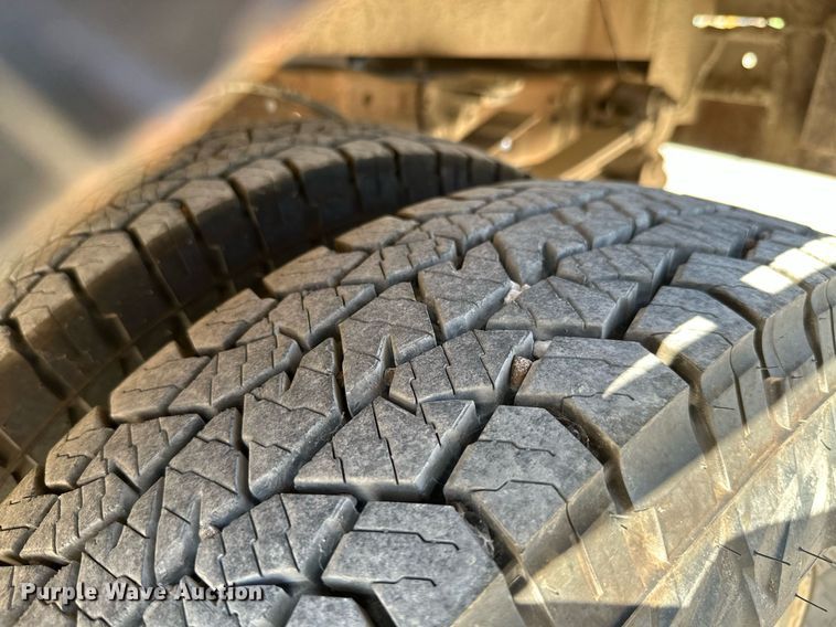 image for item MB9770 2003 Ford  F350 Super Duty  Crew Cab flatbed pickup truck