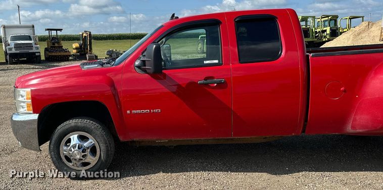 image for item MQ9306 2008 Chevrolet Silverado 3500HD  pickup truck