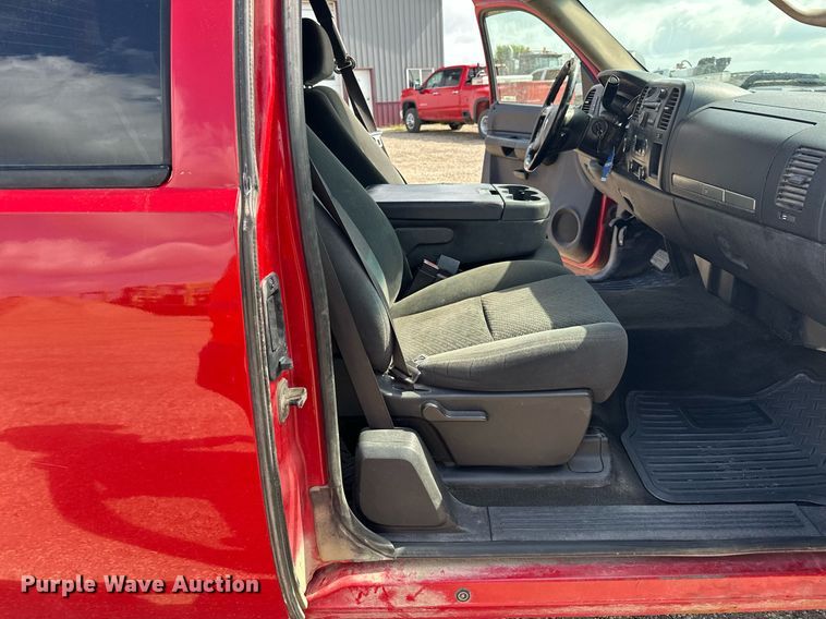 image for item MQ9306 2008 Chevrolet Silverado 3500HD  pickup truck