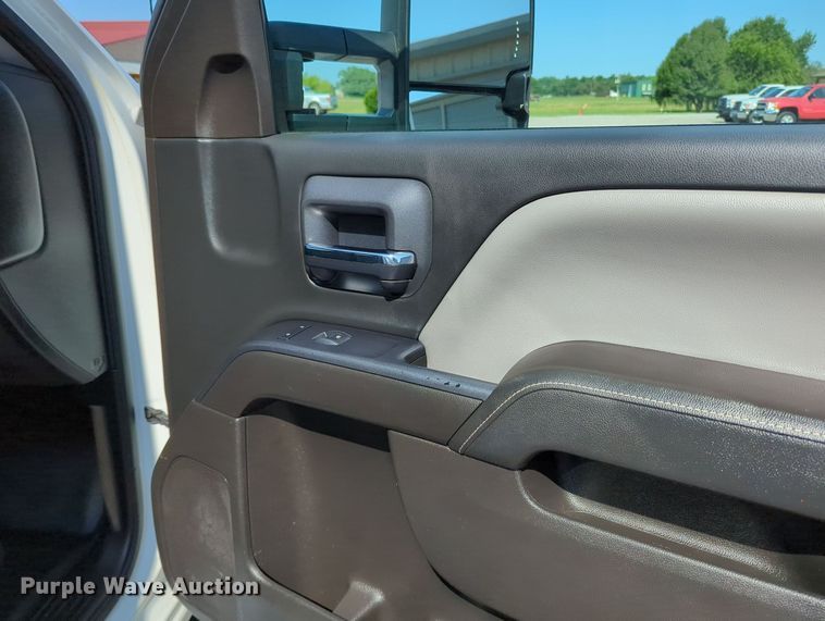 image for item MX9334 2015 Chevrolet Silverado 3500HD  Crew Cab utility bed pickup truck