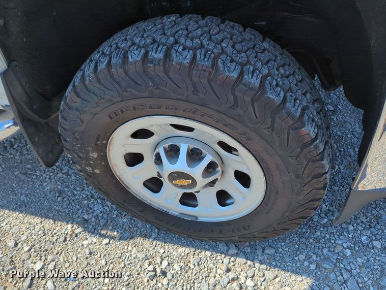 image for item MX9334 2015 Chevrolet Silverado 3500HD  Crew Cab utility bed pickup truck