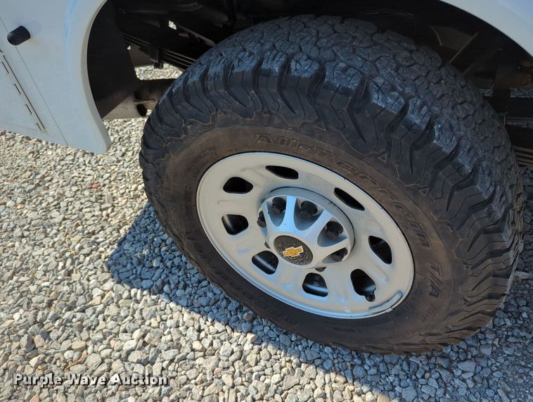 image for item MX9334 2015 Chevrolet Silverado 3500HD  Crew Cab utility bed pickup truck