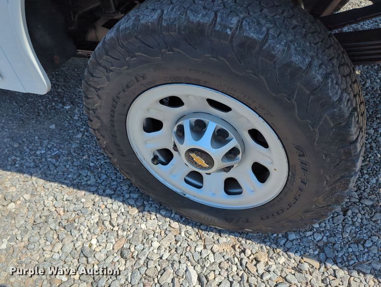 image for item MX9334 2015 Chevrolet Silverado 3500HD  Crew Cab utility bed pickup truck