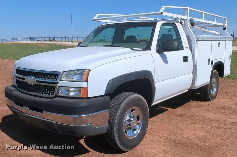 image for item MX9337 2005 Chevrolet Silverado 2500HD  utility bed pickup truck