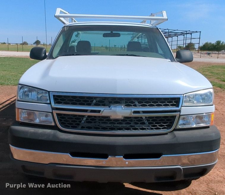 image for item MX9337 2005 Chevrolet Silverado 2500HD  utility bed pickup truck