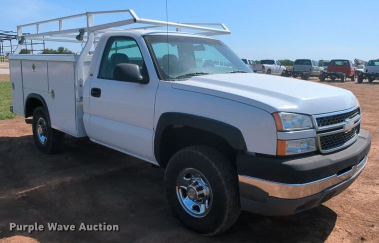 image for item MX9337 2005 Chevrolet Silverado 2500HD  utility bed pickup truck