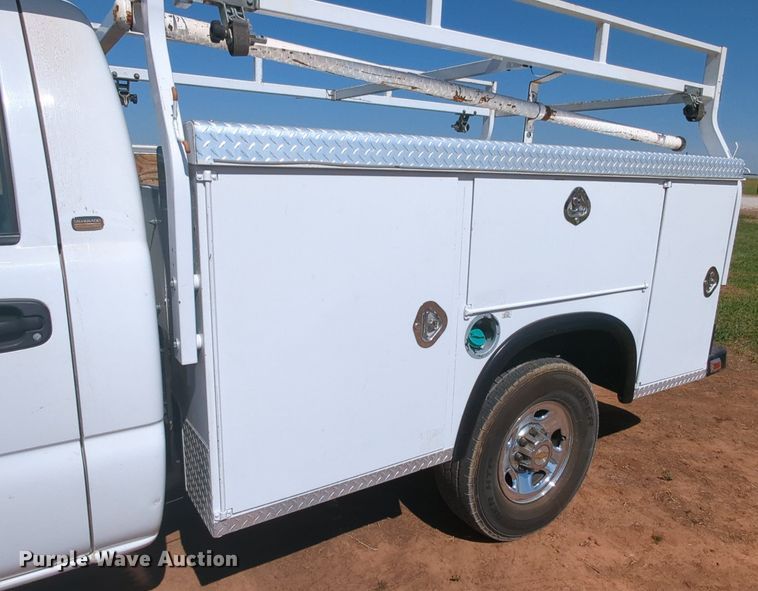 image for item MX9337 2005 Chevrolet Silverado 2500HD  utility bed pickup truck